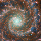 La galaxia fantasma o galaxia del abanico, vista en longitudes de onda ópticas e infrarrojas medias.
